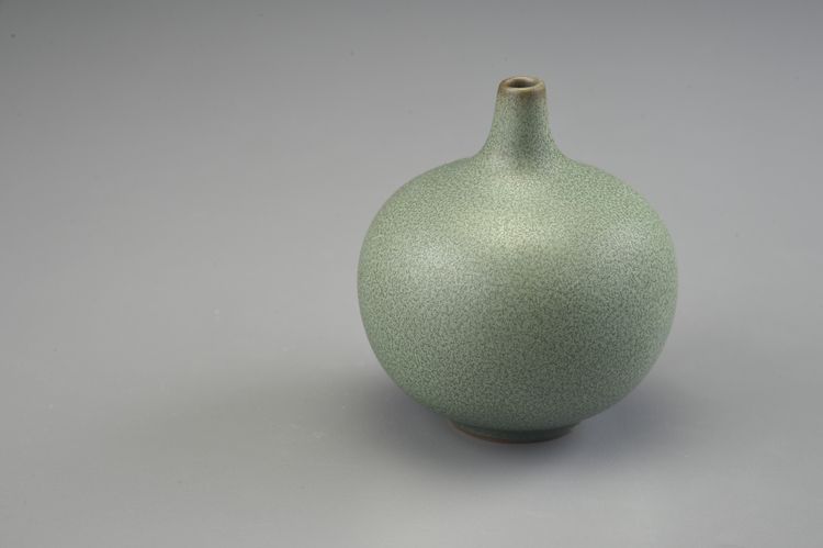 草綠釉圓球瓶
