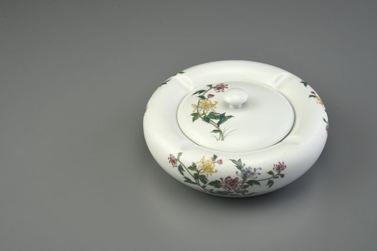 羊脂釉菊花附蓋煙灰缸