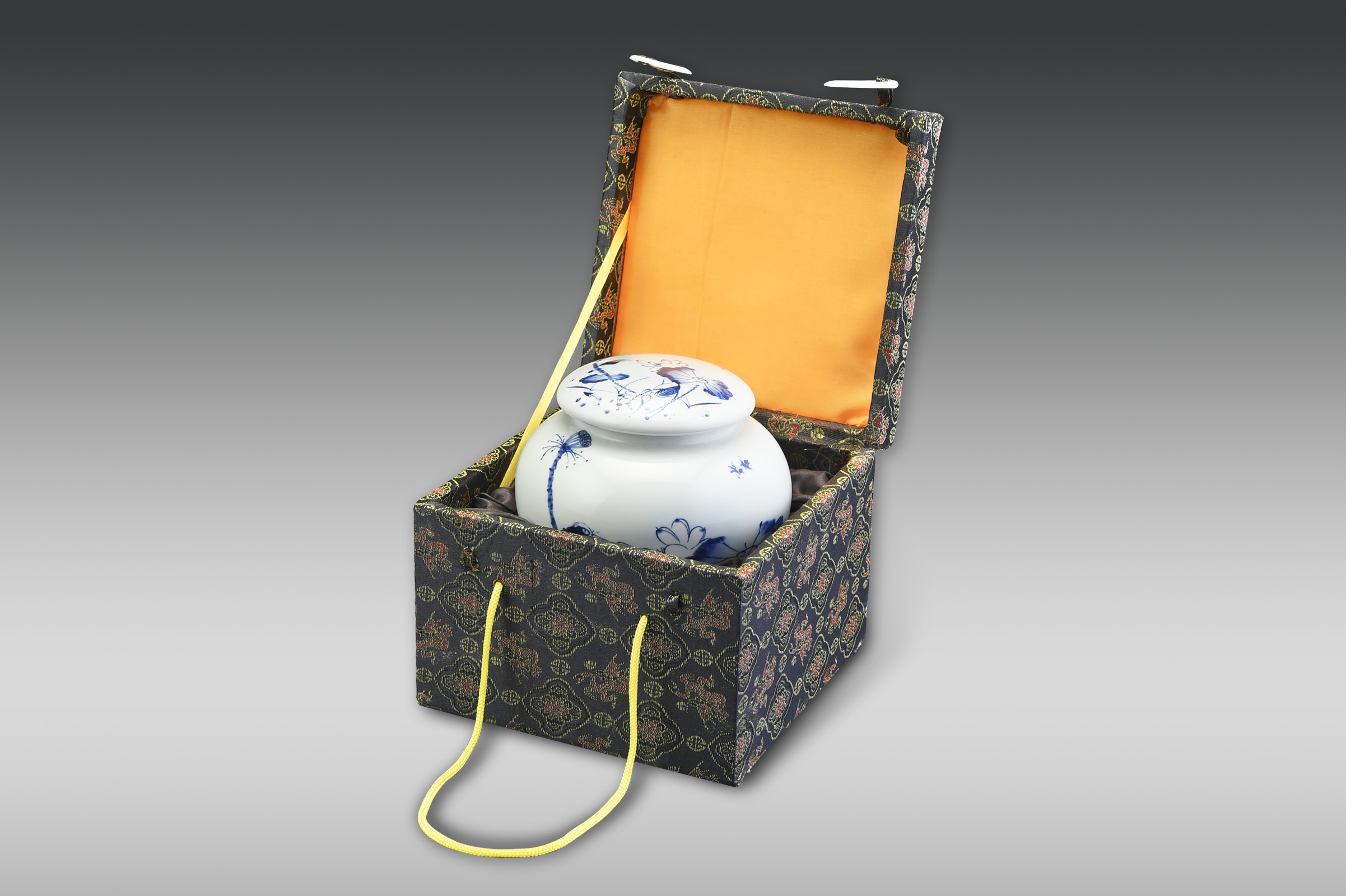 青花荷塘春色半斤茶罐/附錦盒